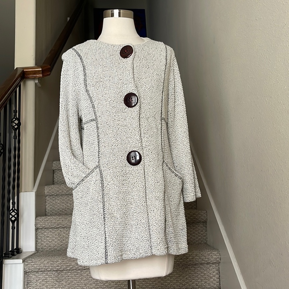 Yushi Sz S button up light weight coat with faux wood buttons